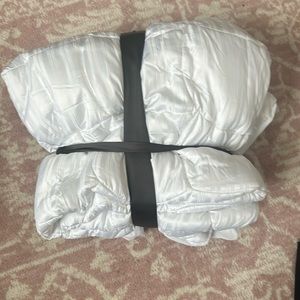 Never used queen size mattress cover